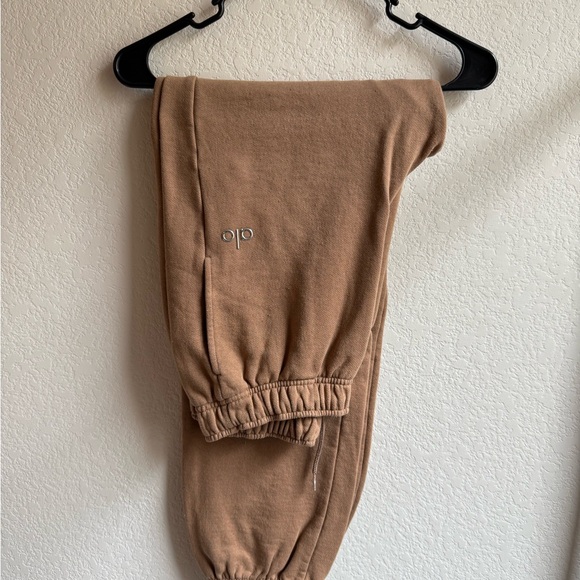 ALO Yoga Toasted Almond Sweatpant - Picture 1 of 1